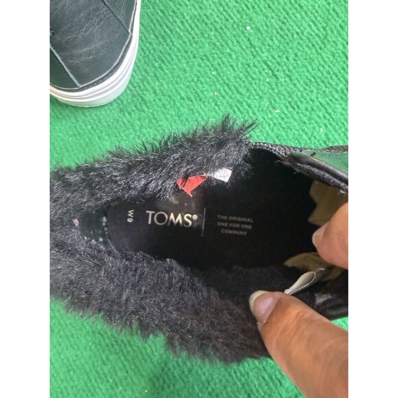 Toms Women's Paxton Black Leather Faux Fur Sneaker size 9 - Picture 4 of 5